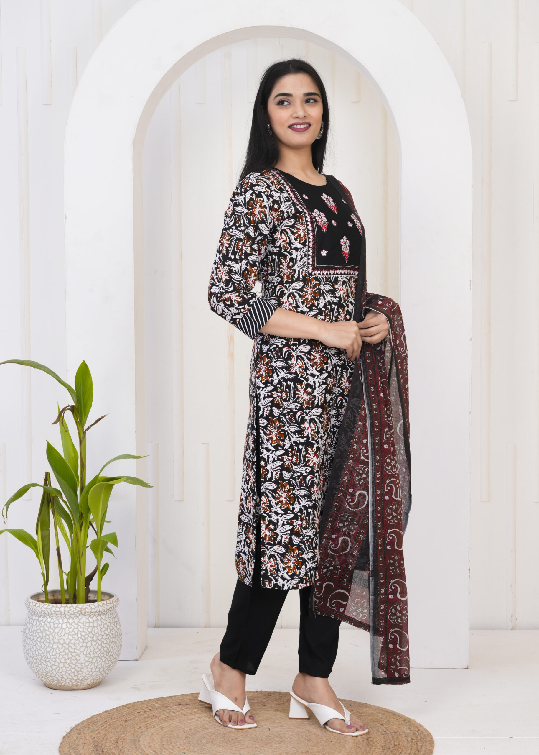 Black Printed Kurta Set with Contrast Dupatta 9 Black Printed Kurta Set with Contrast Dupatta - Image 9