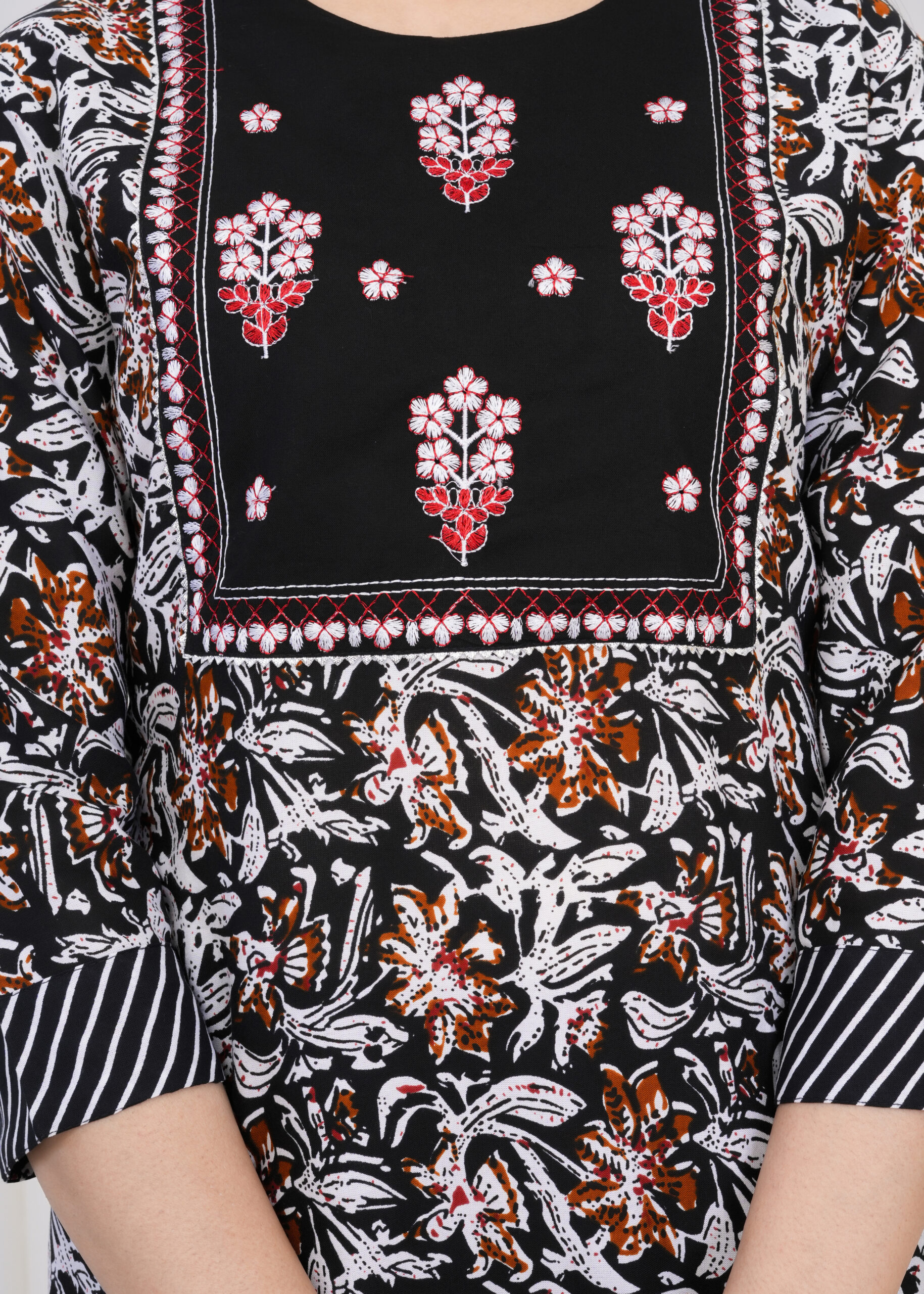 Black Printed Kurta Set with Contrast Dupatta 4 Black Printed Kurta Set with Contrast Dupatta - Image 4